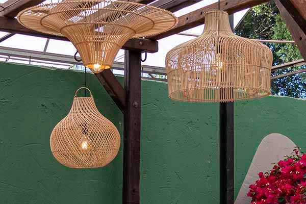 Móveis para área externa, luminárias e decorações