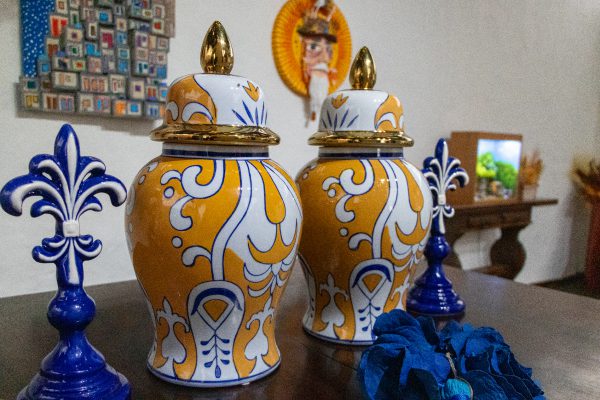 Móveis, mesa e peças de porcelana